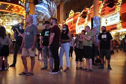 Un grupo de personas en Las Vegas. (AP Photo/John Locher)