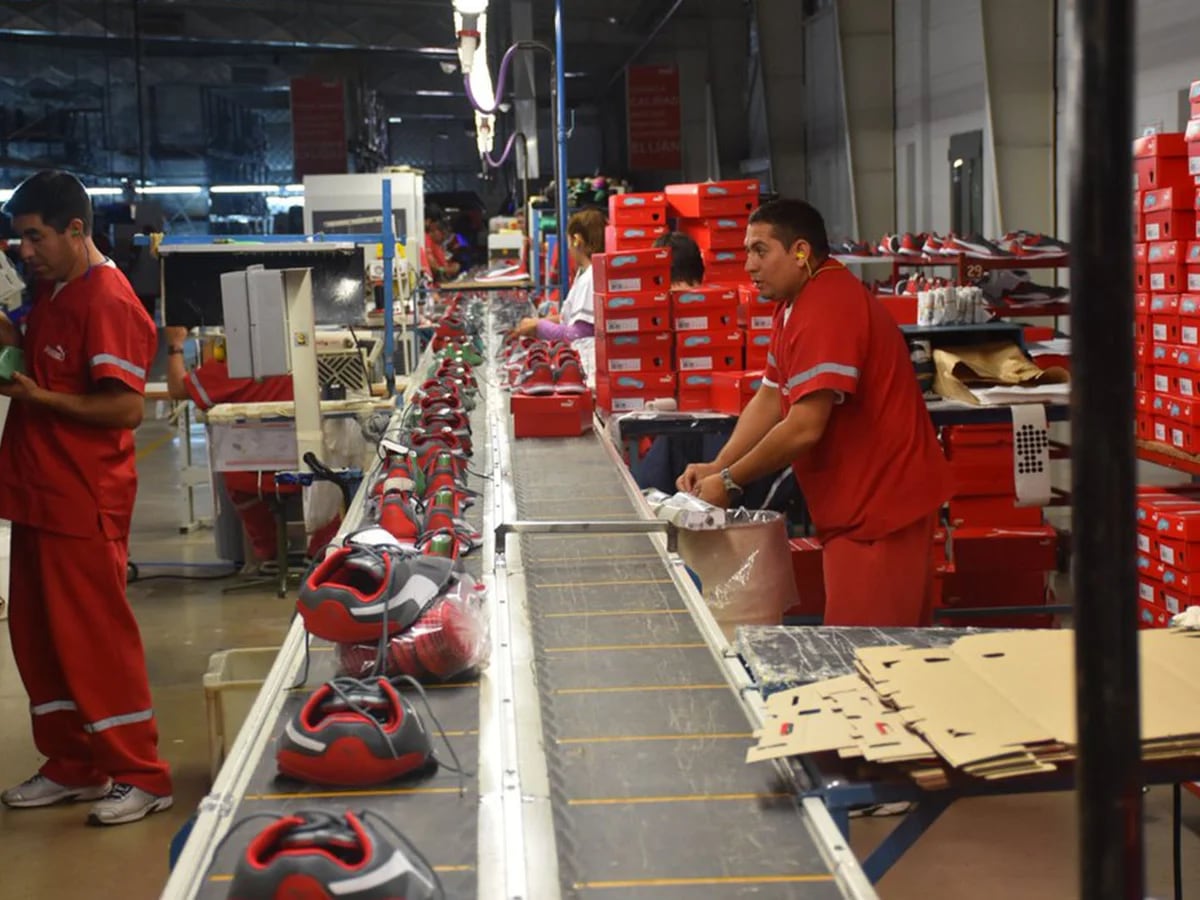 La Puma cerró una de sus fábricas de zapatillas en La - Infobae