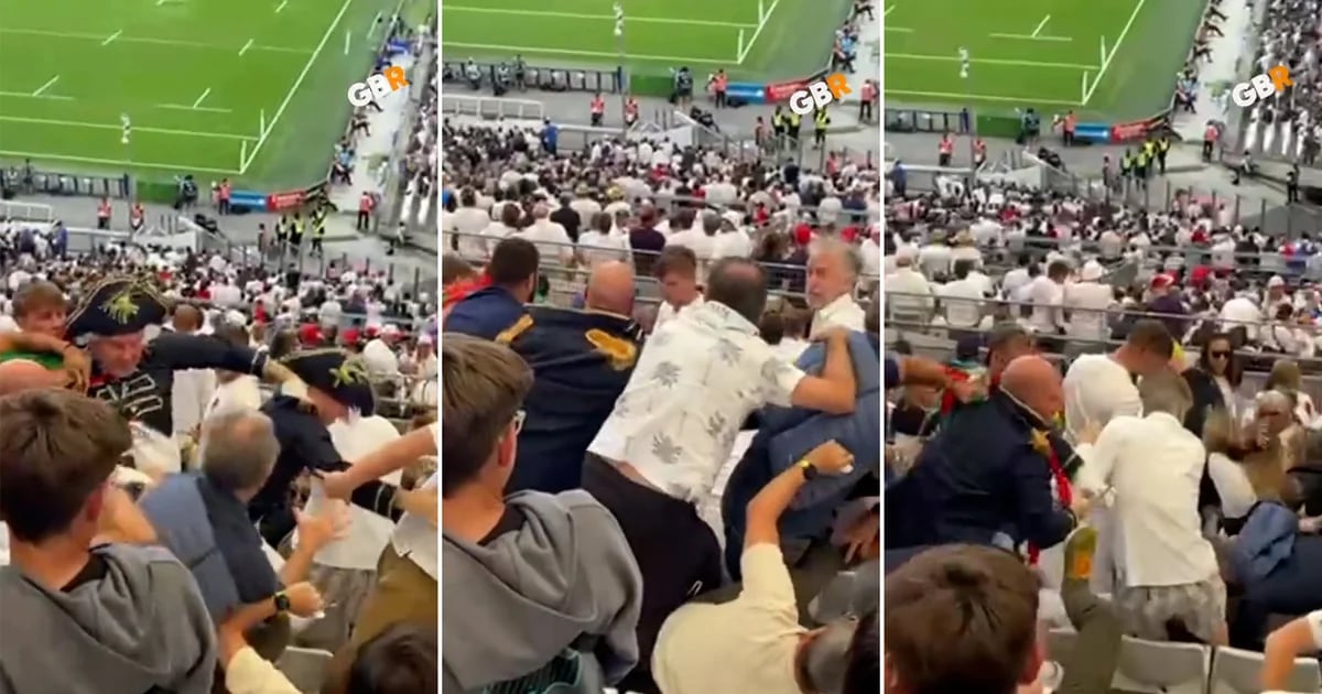 Des supporters français déguisés en Napoléon ont affronté des supporters anglais lors de la Coupe du monde de rugby