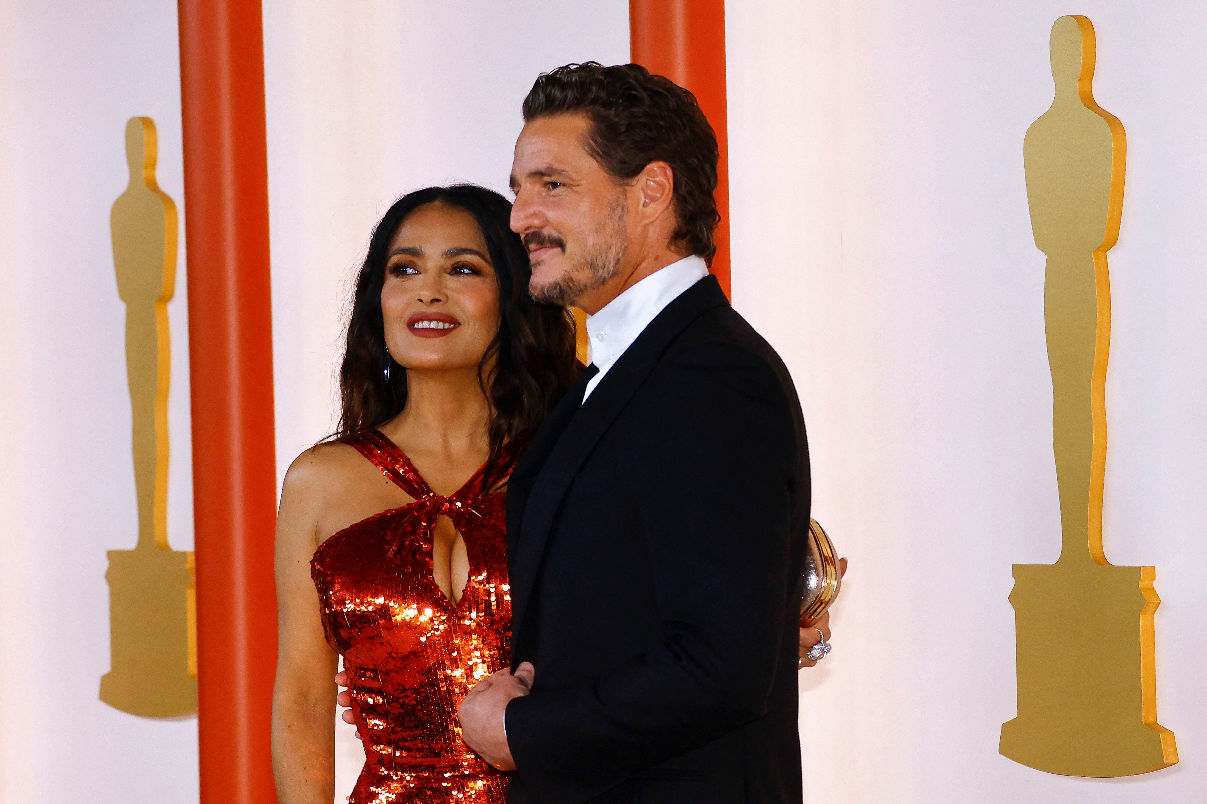 El divertido momento en que Salma Hayek corrió para posar con Pedro Pascal en los Oscar 2023 - Infobae