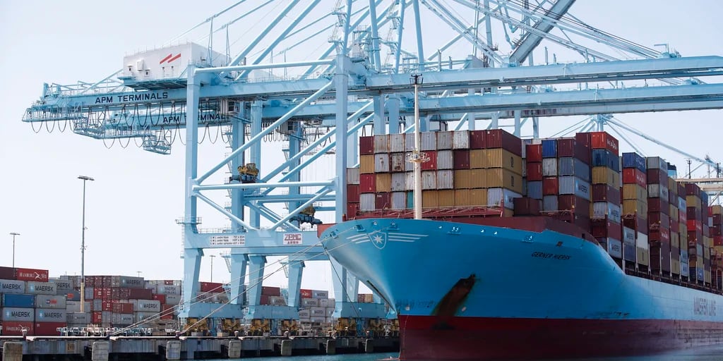 Con una fuerte caída de las importaciones, la balanza comercial registró un superávit  en marzo de USD 2.059 millones