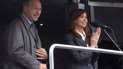 Cristina Kirchner junto a Raúl Zaffaroni. El ex juez de la Corte reclamó un indulto para Amado Boudou