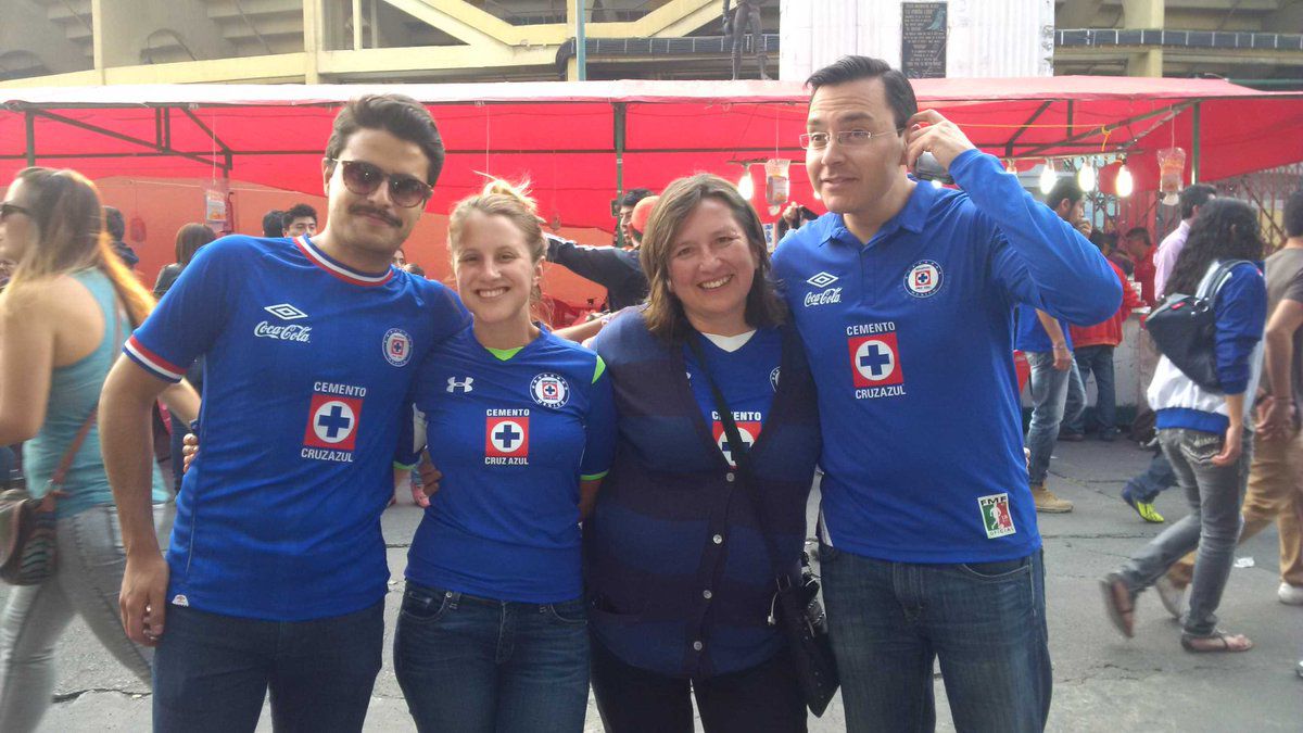 Xóchitl junto a su familia previo a un partido del Cruz Azul antes de mudarse del Estadio Azul al Azteca. (Twitter) 