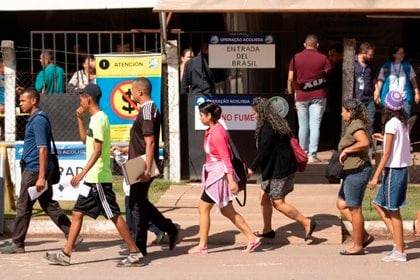 Venezolanos hacen cola para ser identificados en la Operación Bienvenida, en febrero de 2020, en la frontera con Venezuela, en la ciudad de Pacaraima (Brasil).  EFE / Johdson Alves / Archivo