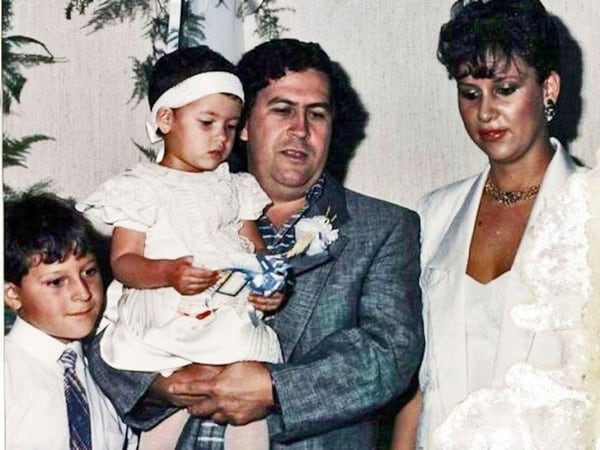 Pablo Escobar con sus hijos Juan Pablo y Manuela y su esposa Victoria Eugenia