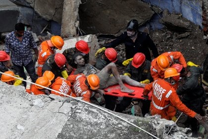 Los socorristas rescataron con vida a unas 20 personas (REUTERS/Francis Mascarenhas)