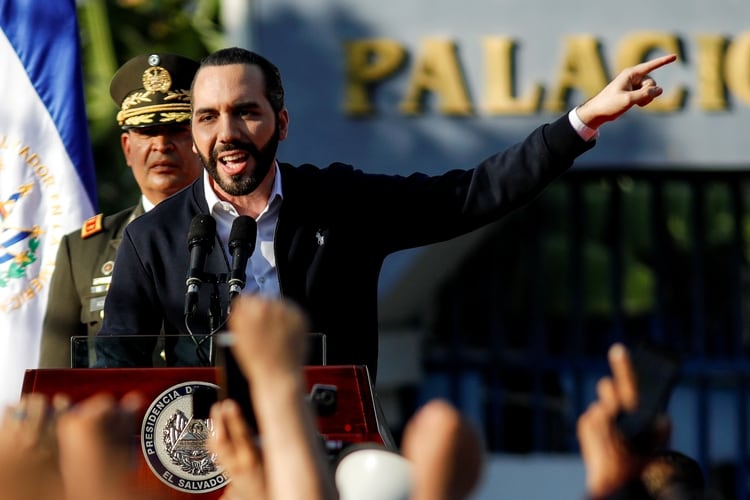 Nayib Bukele da un discurso ante sus simpatizantes afuera del Congreso (Reuters)