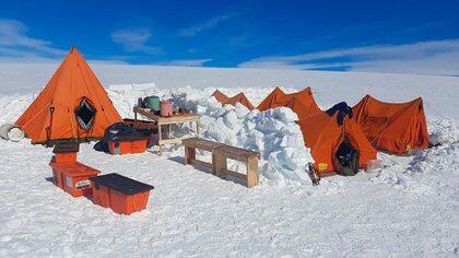 El campamento del personal que interviene en el rescate, bajo rigurosas condiciones climáticas (Prensa EMCO)