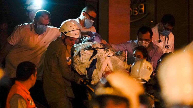 Los pacientes más delicados fueron trasladados de forma urgente a otros centros de salud (AP Photo/Leo Correa)