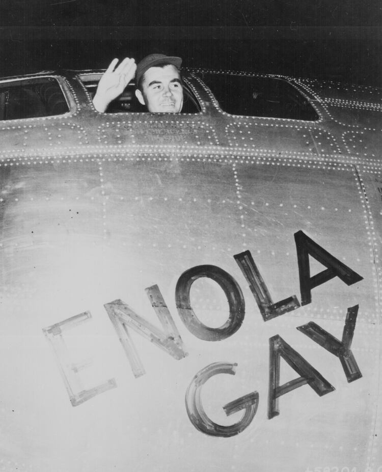 El Coronel Paul Tibbets, piloto del Enola Gay, saluda desde l acabina antes de partir desde Tinian a la misión sobre Hiroshima (REUTERS)