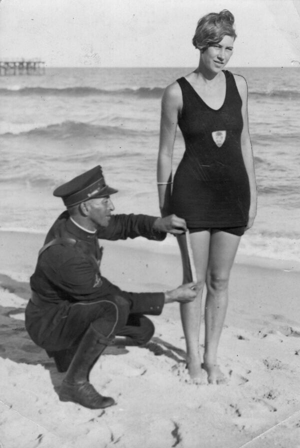1935: un policÃ­a midiendo el largo del traje baÃ±o para confirmar si respeta el talle estipulado en las playas de Palm Beach, FloridaÂ (Photo by Hulton Archive/Getty Images)