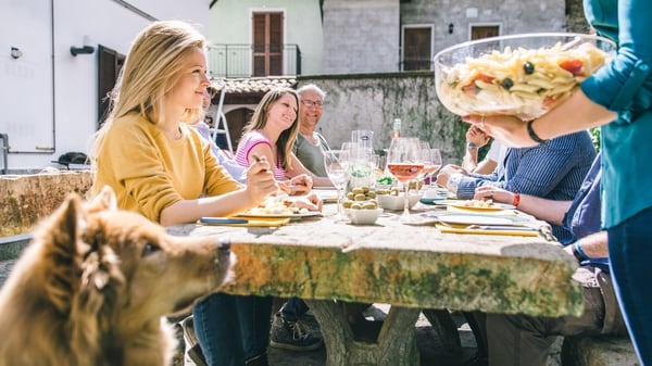 Compartir los gastos de comidas y supermercado es otro de los beneficios de esta tendencia en viajes (Getty)