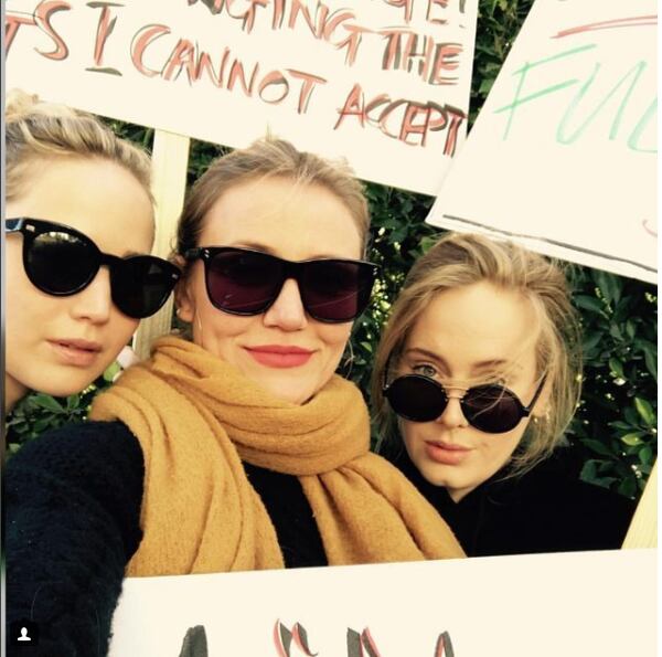 Jennifer Lawrence junto a sus amigas Cameron Diaz y Adele en la Marcha de Mujeres en Los Angeles (Instagram)