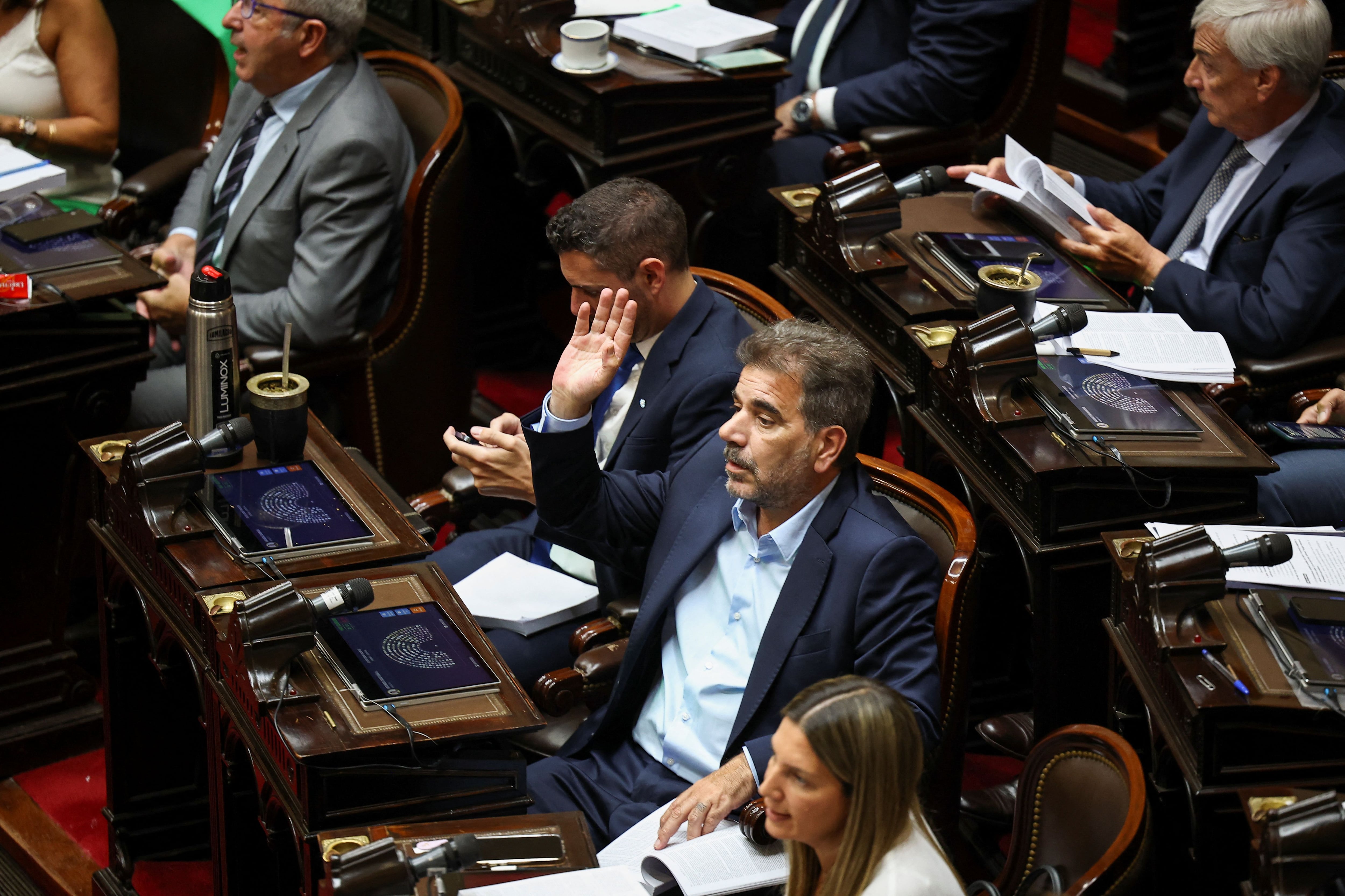 Cristian Ritondo pide la palabra durante una sesión en la Cámara de Diputados (Foto: Reuters / Agustin Marcarian)