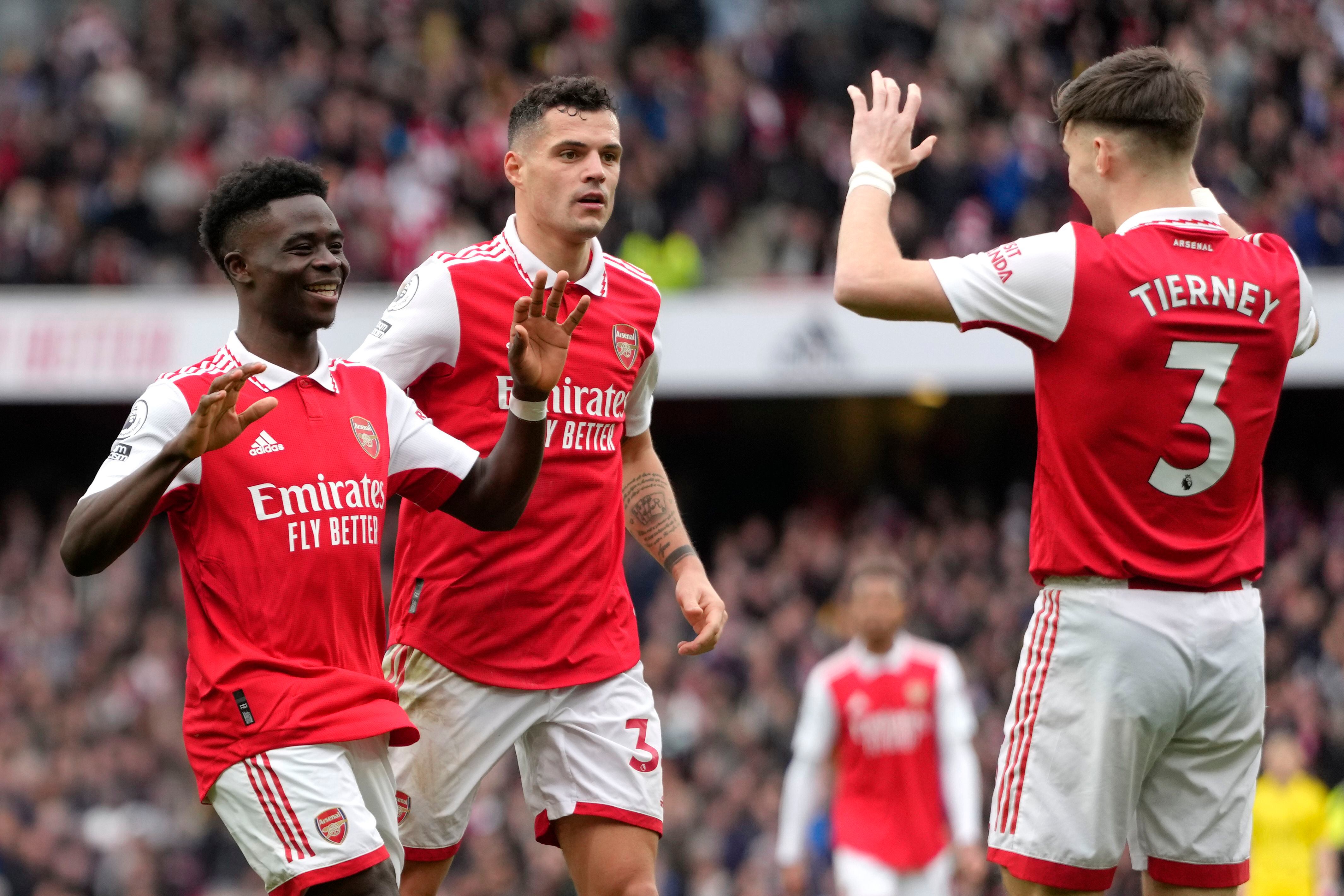 Bukayo Saka (izquierda) celebra tras anotar el cuarto gol de Arsenal en la victoria 4-1 ante Crystal Palace en la Liga Premier inglesa, el domingo 19 de marzo de 2023. (AP Foto/Kirsty Wigglesworth)