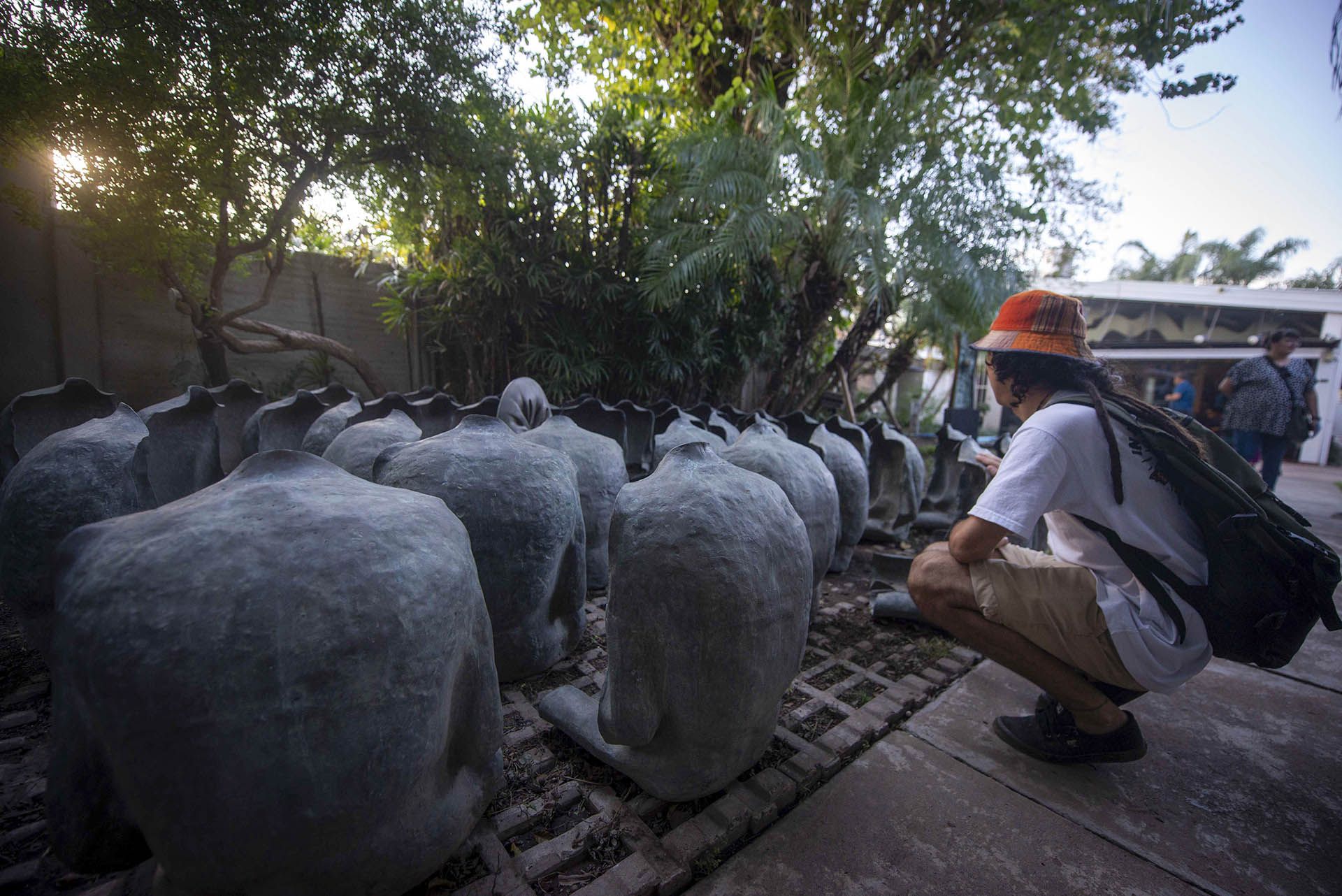  “Desocupados orando”, donde hay una veintena de torsos humanos sentados alrededor de un círculo de mármol fruncido 