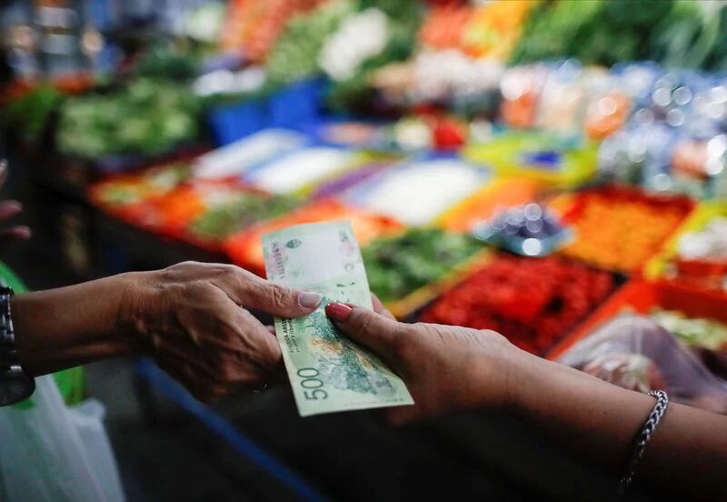 Argentinos sufren alza en precios de bienes y servicios con una inflación que llegó a 102,5% interanual