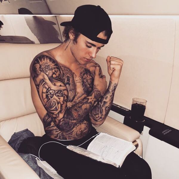 Justin Bieber paga miles de dólares por sus tatuajes (Instagram Justin Bieber)