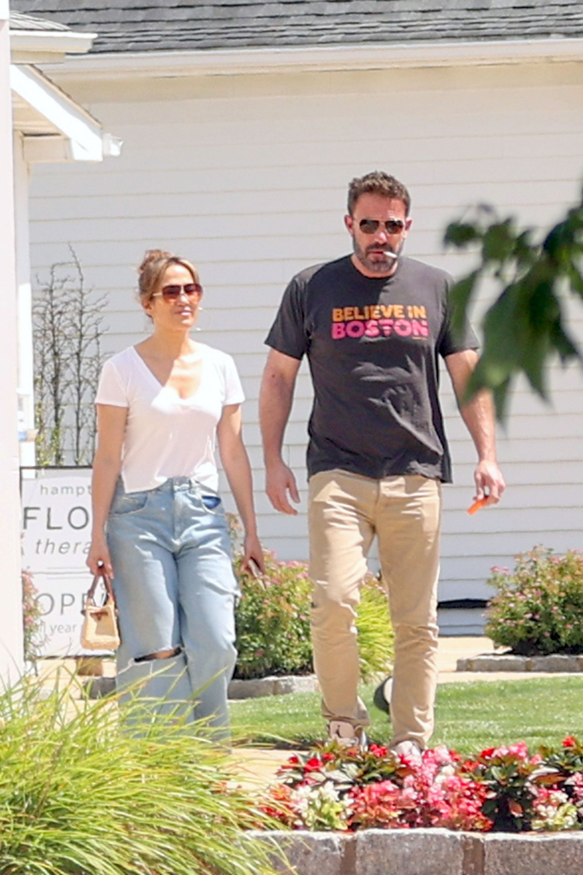 Jennifer Lopez y Ben Affleck son fotografiados haciendo algunas compras en The Hamptons días después de que Lopez celebrara su cumpleaños. Photo © 2023 Splash News/The Grosby Group
