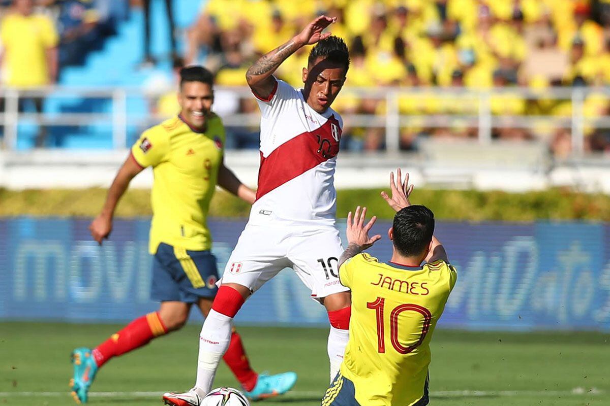 Christian Cueva venceu o duelo ao volante contra James Rodríguez. | Foto: FPF