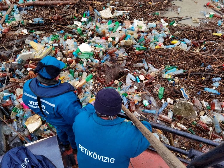     Trabajadores que recolectan plástico en el río Tisza cerca de la ciudad de Vasarosnameny, Hungría / ( REUTERS) 