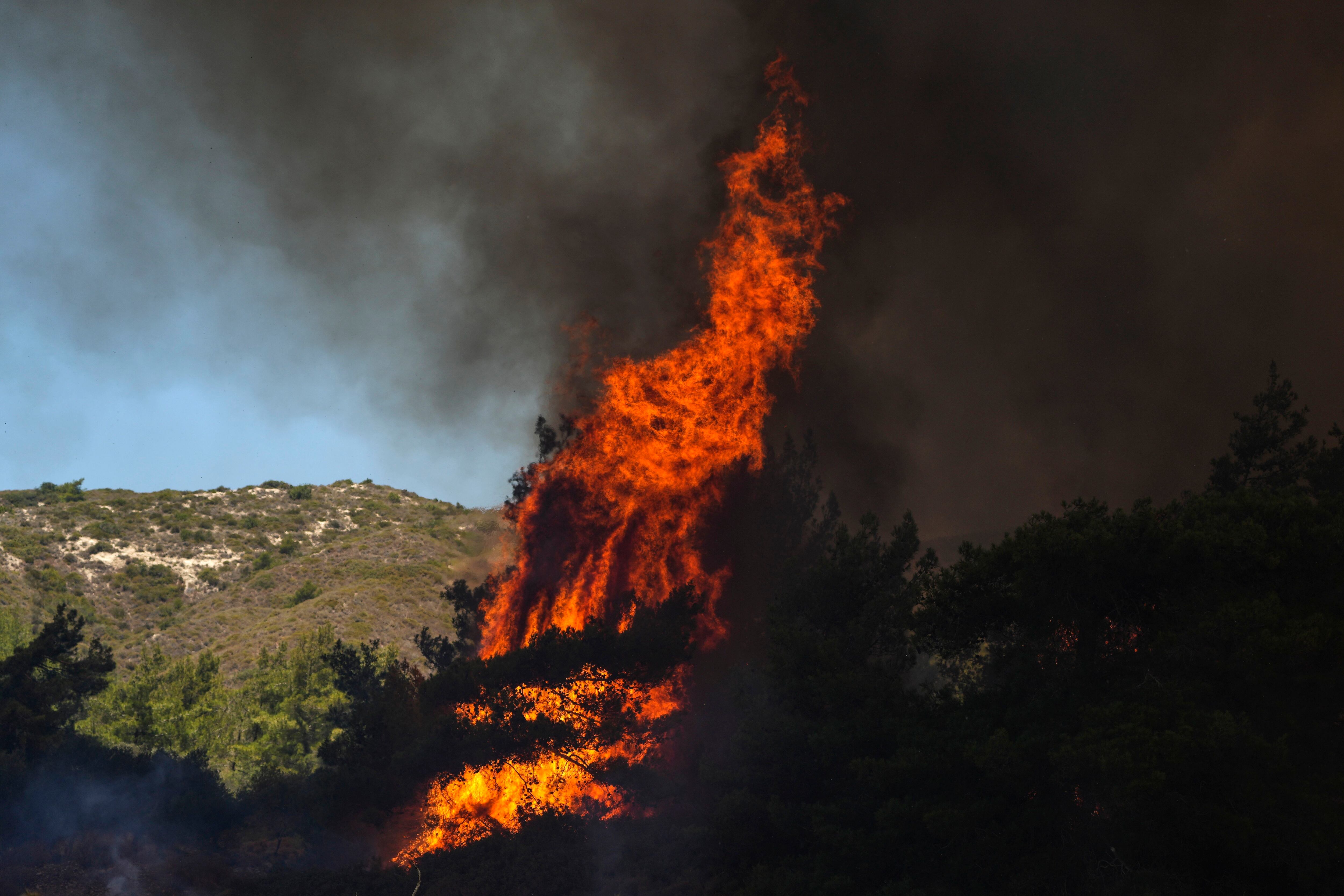 Tras declararse este gran fuego hace ocho días, unas 19.000 personas, entre ellas 7.000 turistas, tuvieron que ser trasladadas a lugares seguros de Rodas. (AP/Petros Giannakouris)