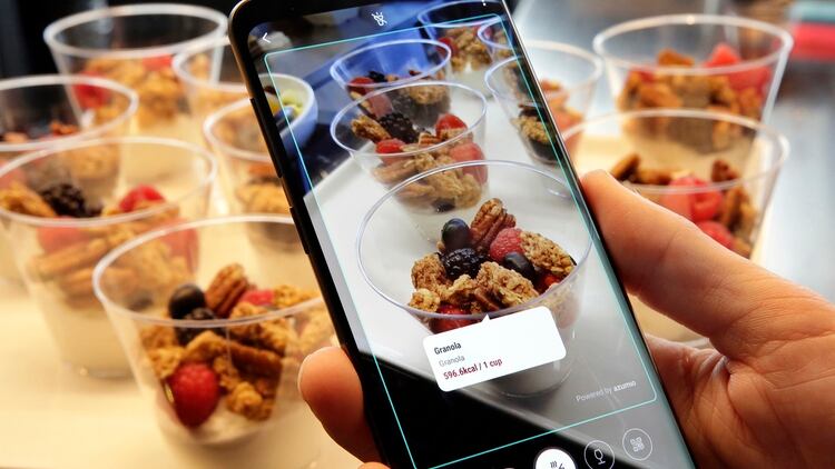 Bixby identifica objetos de la vida real y ofrece información sobre ellos. En el caso de los alimentos, detalla el nombre y las calorías (AP)
