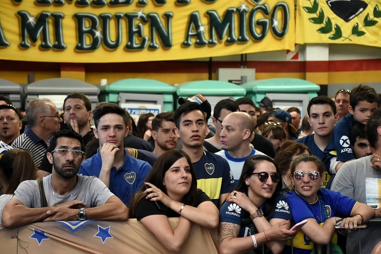 Se elige presidente en Boca después de dos gestiones consecutivos de Daniel Angelici. El candidato oficialista Christian Gribaudo tiene el desafío de sostener el poder ante la ofensiva de Juan Román Riquelme de apoyar la candidatura de Jorge Amor Ameal