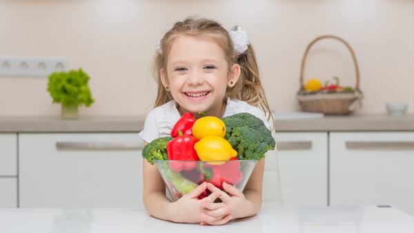 Si bien la sociedad argentina valoriza la “comida casera” – aquella elaborada, caliente y en muchos casos hecha por la madre – lo más frecuente es observar que la comida en los hogares de hoy es la comida industrial, conservada y congelada o directamente la comprada.