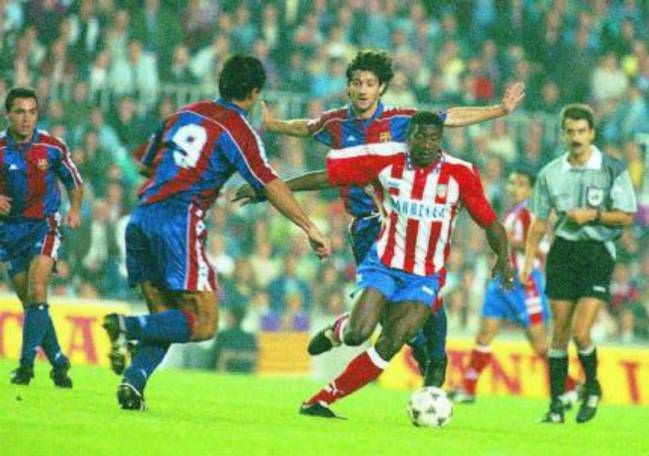 El jugador colombiano le anotó tres goles al Barcelona mientras vistió la camiseta de los colchoneros, en la década de los 90. (Archivo, Club Atlético de Madrid).