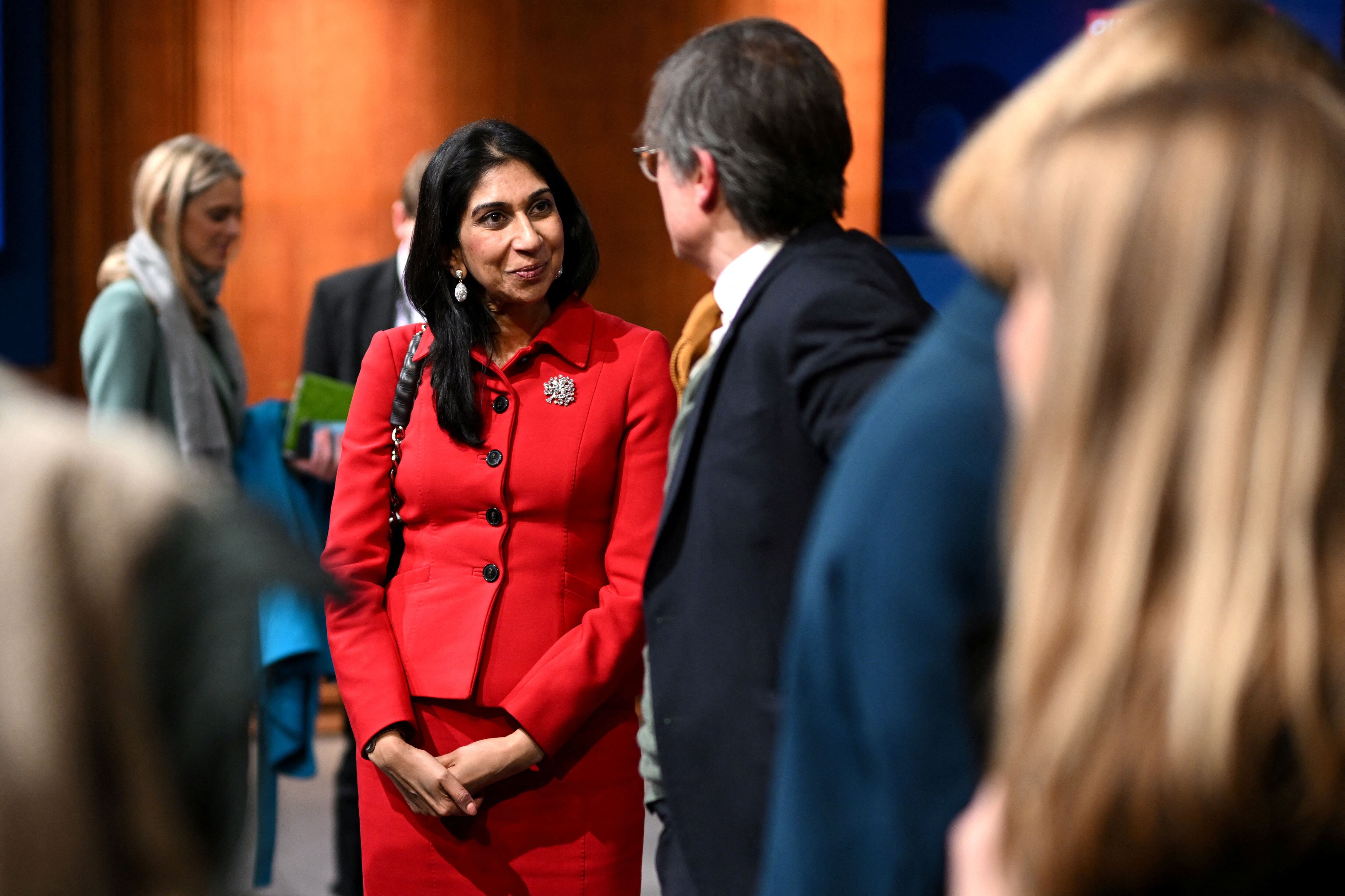 La ministra británica del Interior, Suella Braverman, habla con los medios de comunicación, tras el lanzamiento de una nueva ley que prohíbe la entrada de solicitantes de asilo que llegan en pequeñas embarcaciones a través del Canal de la Mancha, en Londres, Gran Bretaña 7 de marzo de 2023 Leon Neal/Pool via REUTERS