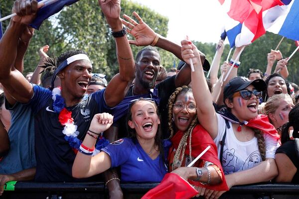 Con la etiqueta #MeTooFoot las francesas cuestionaron los abusos sufridos durante la tarde de los festejos por la Copa del Mundo  (AP Photo/Laurent Cipriani)
