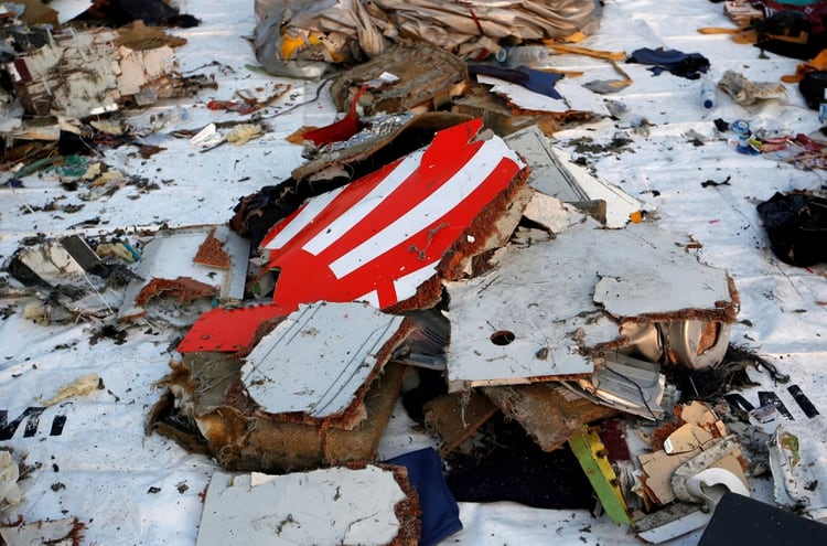 Los restos del avión que se estrelló en Indonesia (REUTERS/Willy Kurniawan/archivo)