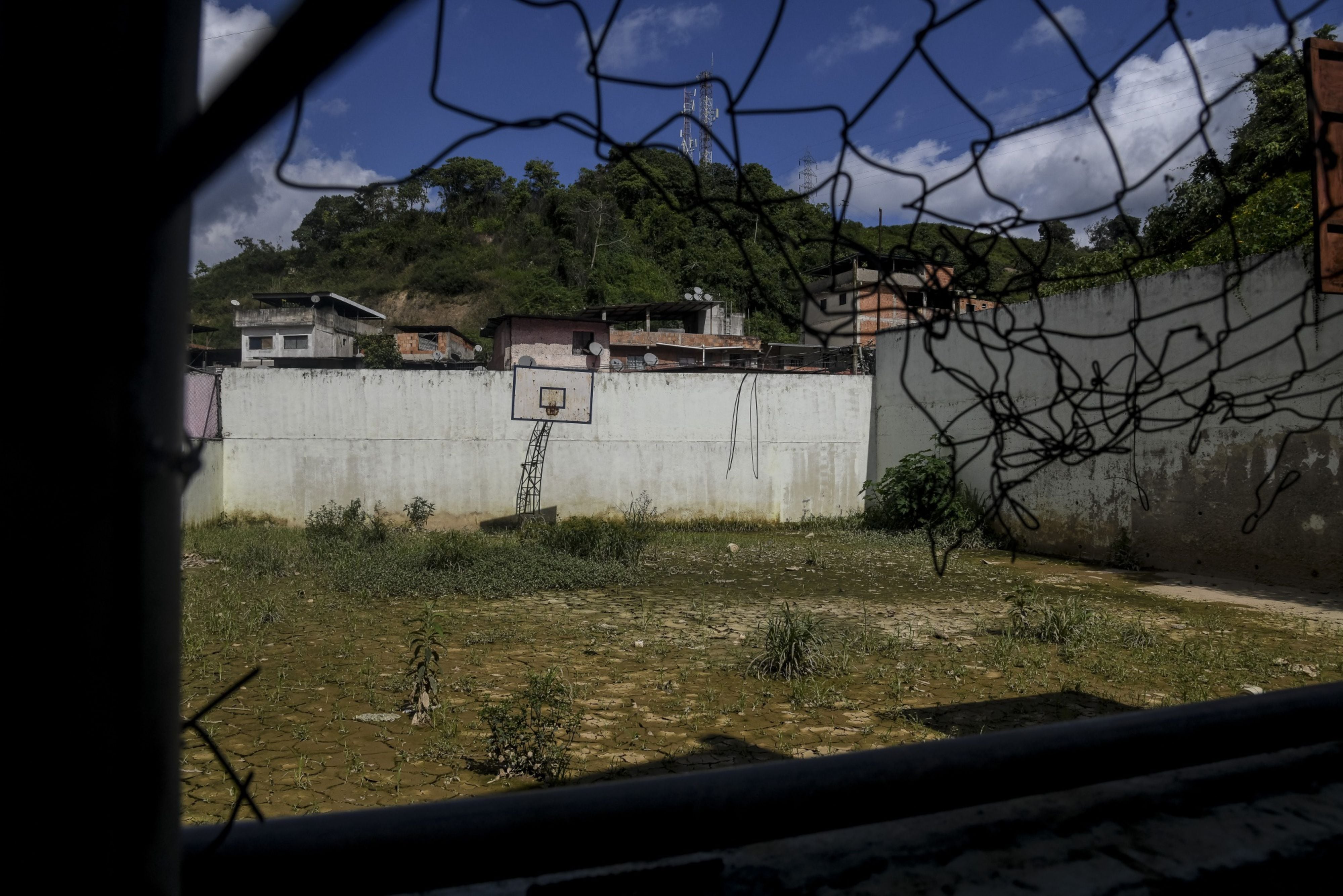 La cancha de baloncesto inundada de la escuela Cecilio Acosta en Los Teques, estado de Miranda (Bloomberg)