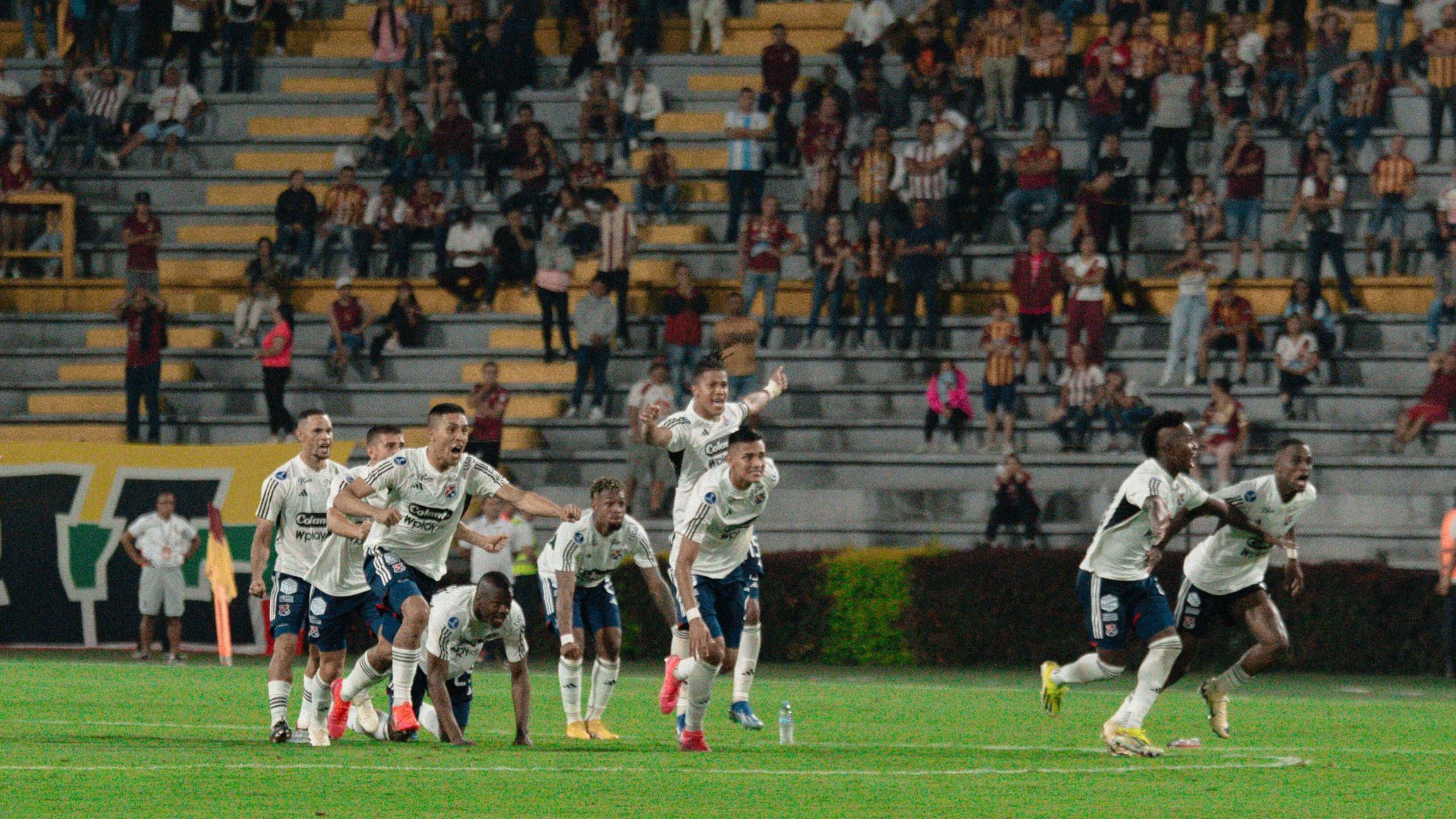Los jugadores de Independiente Medellín celebran el pase a la fase de grupos de la Copa Sudamericana - crédito Independiente Medellín