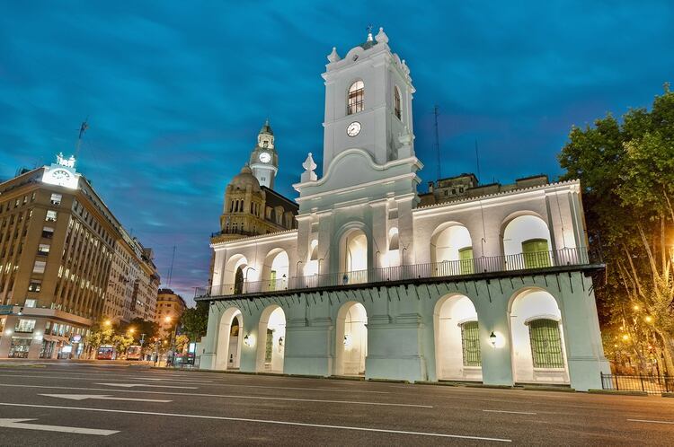 El cabildo bordea, junto con otros edificios la plaza de Mayo (shutterstock)