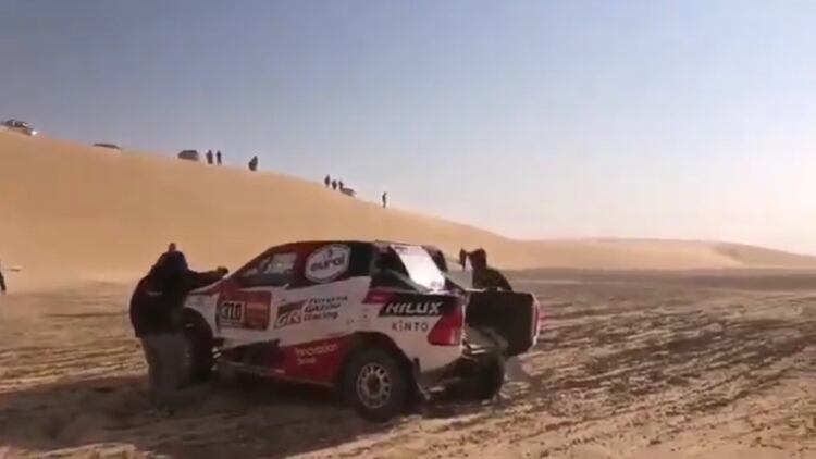 Alonso continuó su carrera tras volcar en la duna 