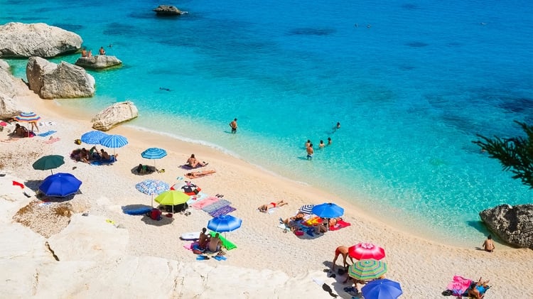 Dos turistas franceses fueron capturados supuestamente robando arena de una playa en Cerdeña este mes y podrían enfrentar hasta seis años de prisión (Shutterstock)