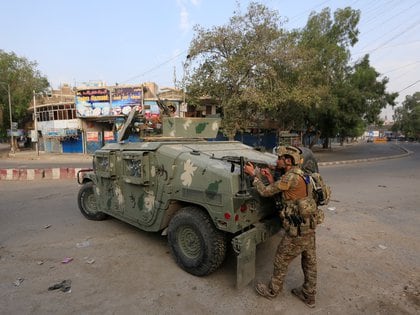 Las fuerzas de seguridad afganas vigilan cerca del sitio de un ataque contra un complejo carcelario en Jalalabad, Afganistán. REUTERS/Parwiz