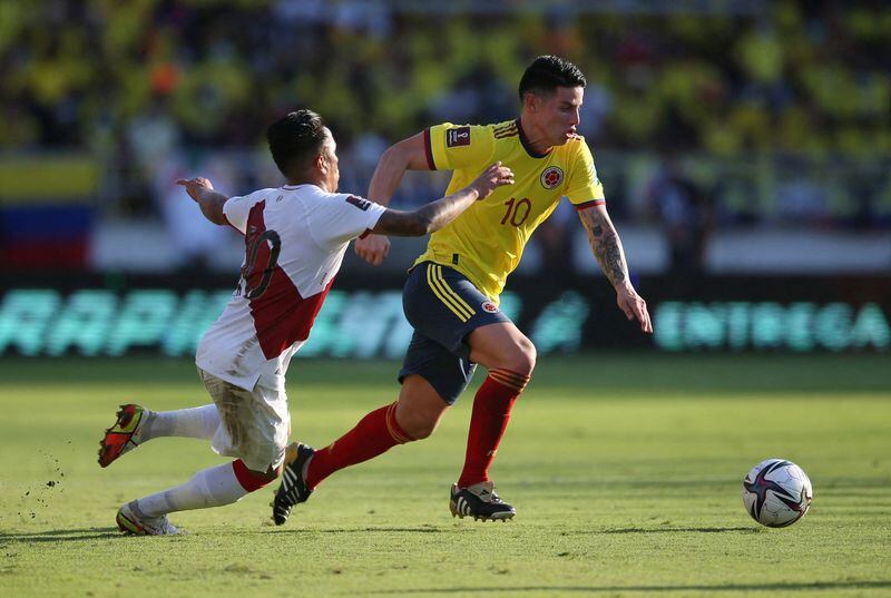 El mediocampista colombiano James Rodríguez supera al peruano Christian Cueva en el partido por la eliminatoria sudamericana clasificatoria al Mundial de Qatar disputado en el estadio Metropolitano de Barranquilla, Colombia, 28 de enero, 2022. REUTERS/Luisa González