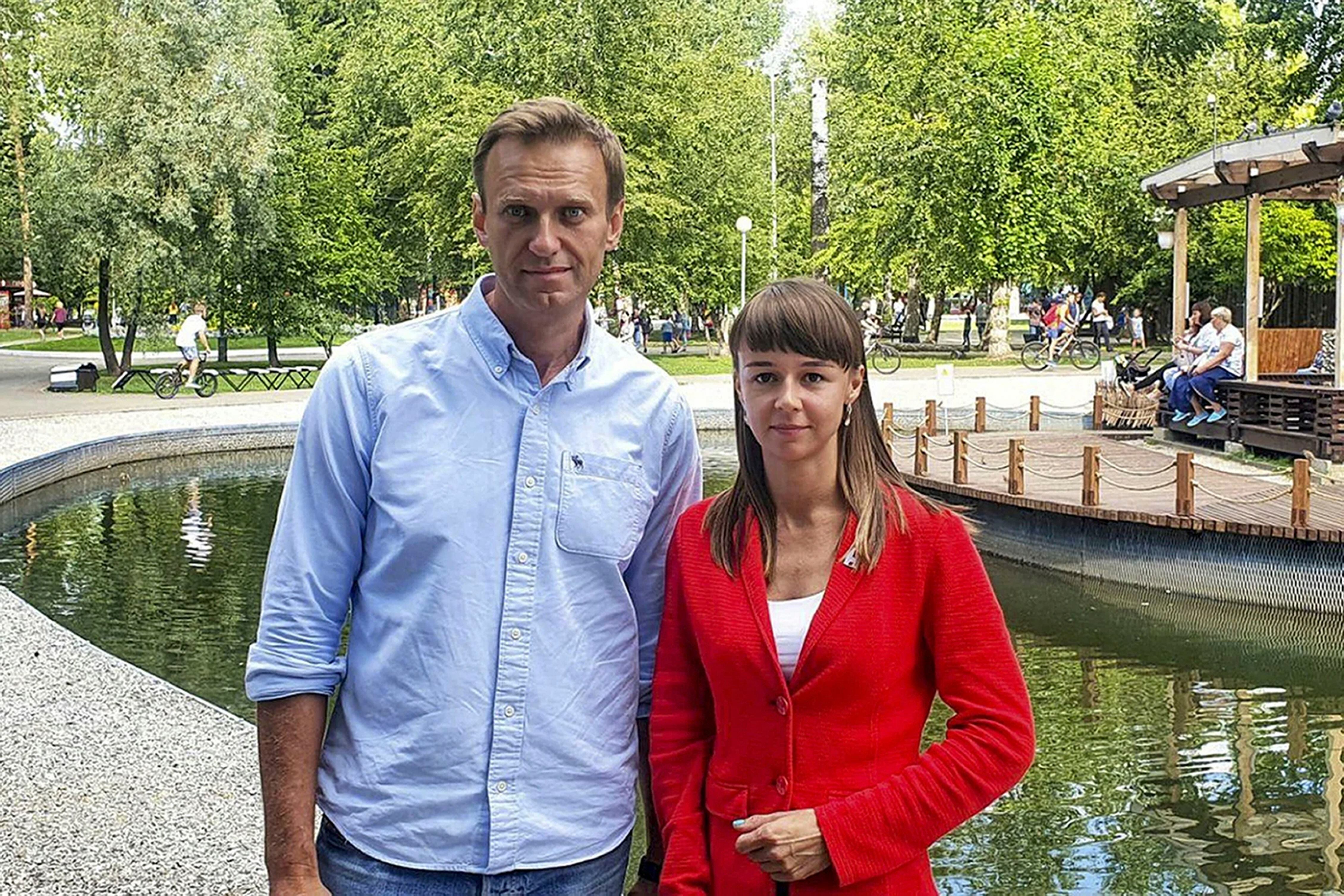 En esta imagen, proporcionada por el equipo de Alexei Navalny, Ksenia Fadeeva posa para una fotografía con Navalny en Tomsk, Rusia, en agosto de 2020 (Equipo de Alexei Navalny vía AP)