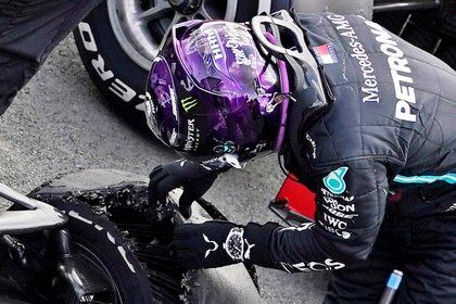 Lewis Hamilton junto al neumático destruido tras la carrera (Reuters)