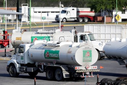 FOTO DE ARCHIVO: Camiones cisterna de la petrolera estatal Pemex se muestran en la refinería Cadereyta en Cadereyta, en las afueras de Monterrey, México, 20 de abril de 2020, REUTERS / Daniel Becerril