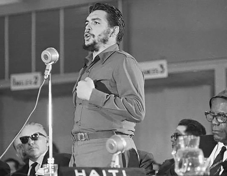 Ernesto Guevara habla en el Consejo Interamericano Económico y Social durante la conferencia de Punta del Este en agosto de 1961 
