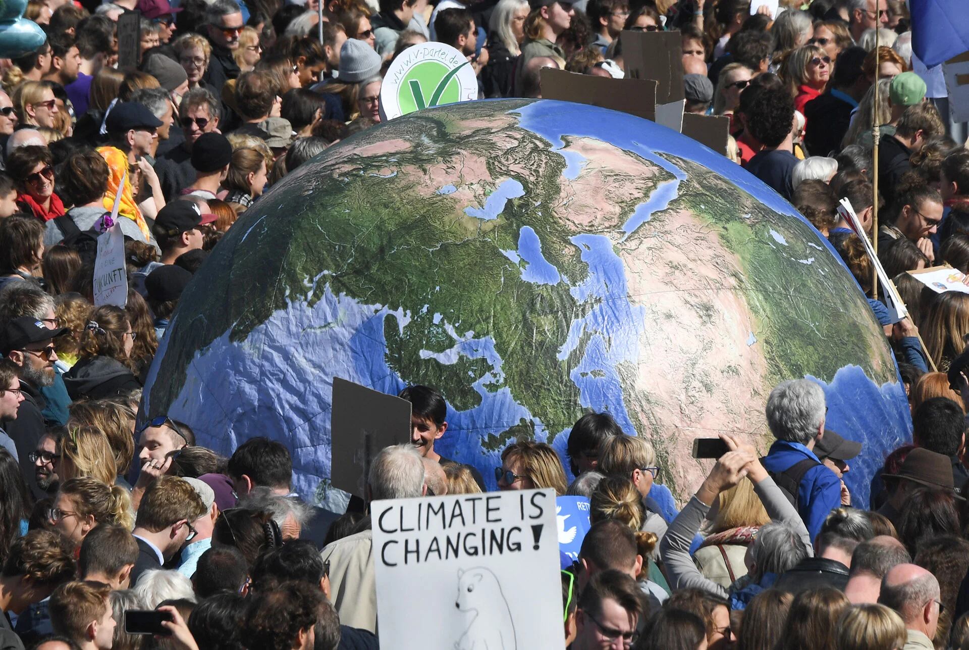 Jóvenes con un globo terráqueo participan en la manifestación “Viernes por el Futuro” en Munich, al sur de Alemania, el 20 de septiembre de 2019, como parte de un día de acción climática global (Foto de Christof STACHE / AFP)