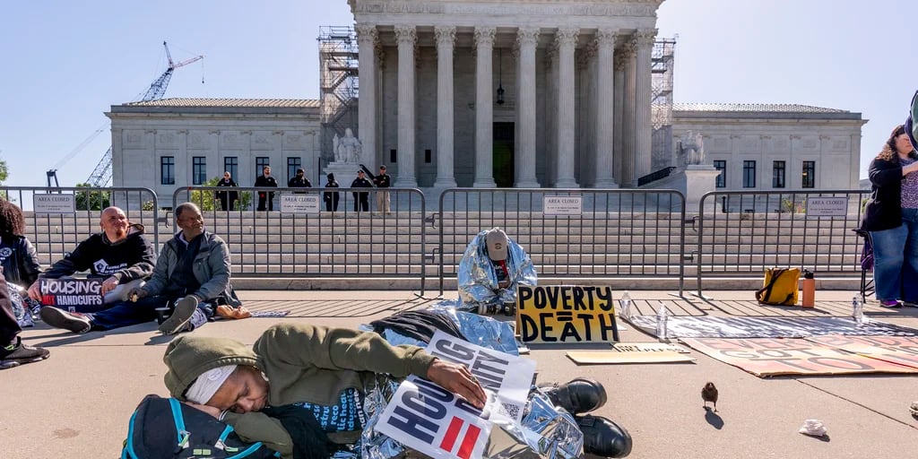 La Corte Suprema de EEUU debatió si es legal multar a las personas sin hogar por dormir en la calle