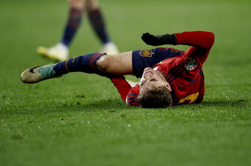 Gavi tras lesionarse de gravedad con España (REUTERS/Juan Medina)