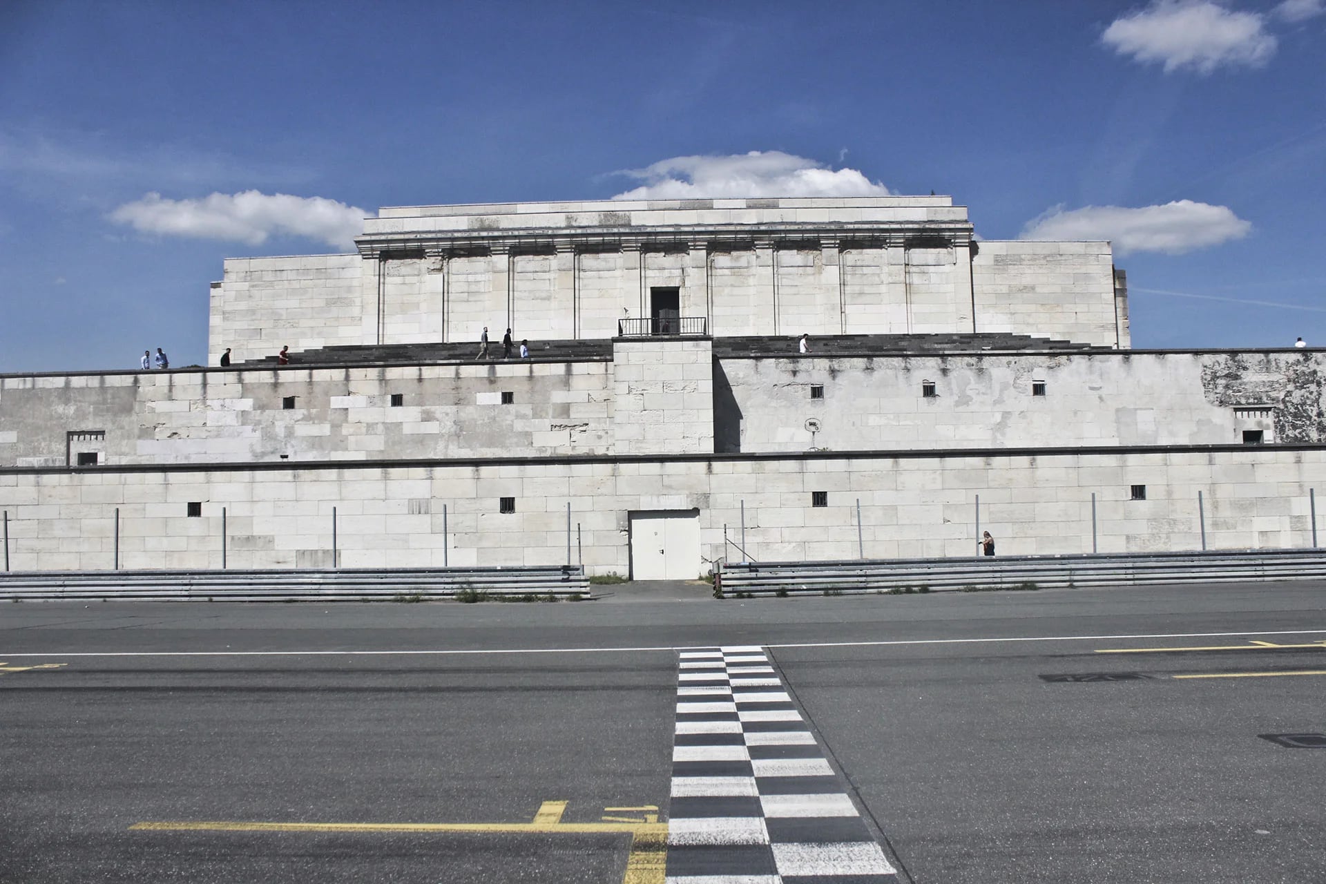 Tribuna central del Campo de Zeppelin, hoy, con parte del circuito automovilístico callejero.