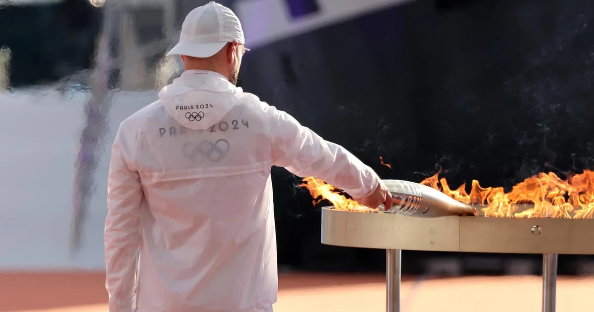 La flamme olympique est arrivée en France et commence son voyage jusqu’à ce que la vasque soit allumée