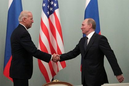 Imagen de archivo del, entonces, vicepresidente estadounidense, Joe Biden (i), y el primer ministro ruso, Vladimir Putin (d), durante un encuentro en Moscú (Rusia), en marzo de 2011. EFE/MAXIM SHIPENKOV/Archivo
